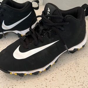 Alpha baseball cleats
